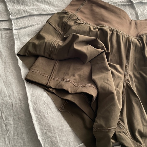 New lululemon shorts without tags - Picture 4 of 5